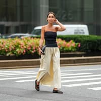 Ballerinas mit Riemchen sind der elegante Schuhtrend zu Röcken Frau in sommerlichen Ballerinas