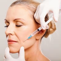 Frau erhält Botox-Spritze