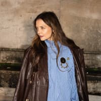 Broschen erleben 2025 ihr Trend-Comeback. Katie Holmes mit Broschen auf dem Hemd.