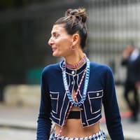 Diese Frisur kann permanenten Haarverlust verursachen. Frau mit Sleek Dutt