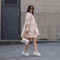 Wie du ein elegantes Kleid mit Sneakern trägst? Das erfährst du hier. Frau in Kleid mit Sneaker