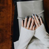 Das sind die schönsten Nagellack-Trends für kurze Nägel. Frau mit Nagellack