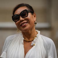 Frau trägt weißes Sommerkleid