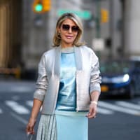 Welche Sneaker im Frühling 2025 besonders angesagt sind, erfährst du hier. Frau in metallischem Oberteil