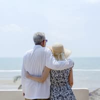 Älteres Pärchen am Strand