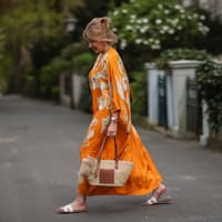 Basttaschen sind das Must-have im Frühling und Sommer. Frau mit Basttasche