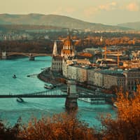 Ein Blick auf die Häuser von Budapest am Wasser.