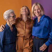 Diese 3 Sternzeichen sind viel netter, als sie wirken. Drei reife Frauen lachen zusammen