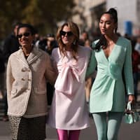 Drei Frauen in frühlingshaften Outfits.