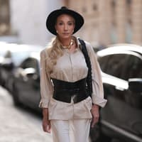 Diese bequemen Sandalen sind DER Schuhtrend im Sommer 2025. Mittelalte Frau in stylishem Frühlings-Look