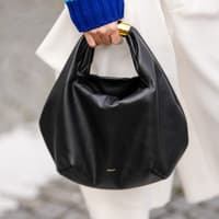 Frau hält Slouchy Bag