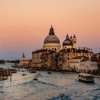 Venedig gehört zu den beliebtesten Städten in Italien. Blick Auf Den Canale Grande Und Die Basilika Von Venedig Bei Sonnenuntergang.
