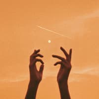 Worauf du dich den Rest der Woche gefasst machen kannst? Das erfährst du in unserem Wochenhoroskop. Frau hält Hände in den Himmel mit Mond und Sternschnuppe