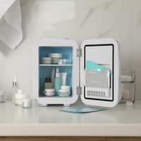 Kleiner Kühlschrank mit Kosmetikprodukten