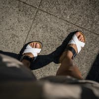 Frauenfüße in Sandalen