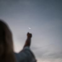 Für diese 3 Sternzeichen wendet sich heute alles zum Guten. Frau streckt Arm in den Himmel