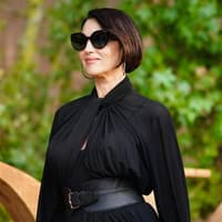 Frau trägt kurzen Bob