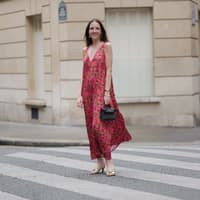 Alba Garavito Torre im Sommerkleid