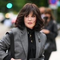 Mit welchen Tipps du zu mehr Haarvolumen gelangst, verraten wir dir hier. Frau mit fülligem Bob