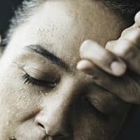 Frau hat Schweißperlen im Gesicht Nahaufnahme zeigt, dass Frau im Gesicht schwitzt