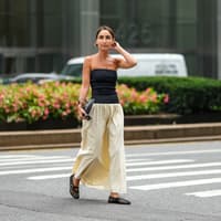 Frau in Rock und Tube Top mit Ballerinas