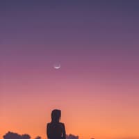 Diese 3 Sternzeichen lassen sich von nichts unterkriegen lassen, denn sie sind besonders resilient. Frau beim Sonnenuntergang