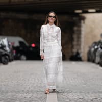 Die schönsten weißen Kleider von H&M für den Sommer 2025? Zeigen wir dir hier! Frau in weißem Sommerkleid