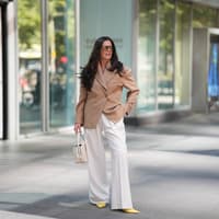 Wie du weite Hosen am besten kombinierst? Wir haben Tipps und Ideen. Frau in weiter Hose