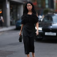 Frau in schwarzem Satinkleid