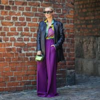 Frau in lila Stoffhose