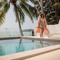 Wir zeigen dir wunderschöne Cover-ups, mit denen du dich am Pool wohlfühlst. Frau am Pool