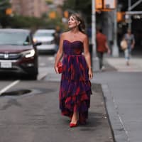 Festliche Kleider für Frauen ab 50? Wir verraten, welche Modelle dich in Szene setzen. Frau trägt festliches Chiffon-Kleid