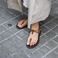 Welche flachen Sandalen bei Hallux valgus geeignet sind? Wir zeigen es dir. Frau in Sandalen