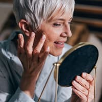 Ältere Frau schminkt sich.