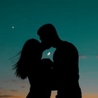 3 Sternzeichen erwartet im Herbst 2025 endlich die große Liebe. Pärchen küsst sich vor Mondhimmel