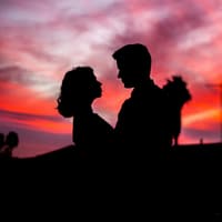 Paar vor dem Sonnenuntergang