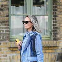 Frau mit grauem Haar