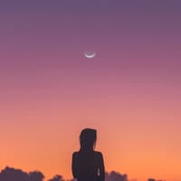 Frau schaut in den Abendhimmel