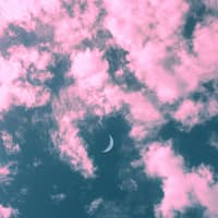 Rosa Wolken mit Mond