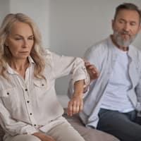 Wie du dich endgültig von einem Narzissten trennst, erfährst du hier. Paar streitet