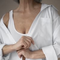 Ältere Frau in Hemd und BH