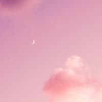 Rosa Wolkenhimmel mit Mond