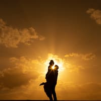 Welche 5 Sternzeichen im August das absolute Liebesglück erwartet, liest du hier. Pärchen vor Sonnenuntergang