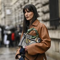 Taschen-Charms verleihen deiner Handtasche eine individuelle Note und machen sie zum Eye-Catcher. Frau mit Handtasche und Bag-Charms