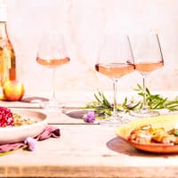 Leckeres Essen, Rosé in Top-Qualität und ein Outfit zum Wohlfühlen – mehr geht nicht!