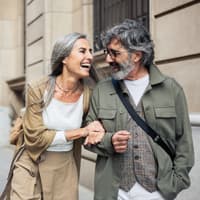 Mann und Frau lachen gemeinsam