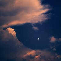 Abendhimmel mit Mond und Wolken