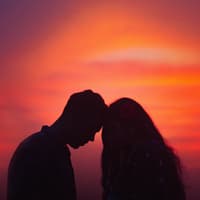 Welches Sternzeichen der größte Herzensbrecher aller Zeiten ist? Das erfährst du hier. Paar vorm Sonnenuntergang