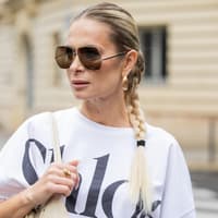 Frau mit Sleek Flechtzopf