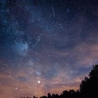 Sternschnuppen sollen Glück bringen. Sternenhimmel mit vielen Sternschnuppen.